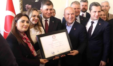 İzmir Büyükşehir Belediye Başkanı Cemil Tugay, devir teslim töreninde halka güvendiğini ve sorunların çözümü için çalışacaklarını söyledi