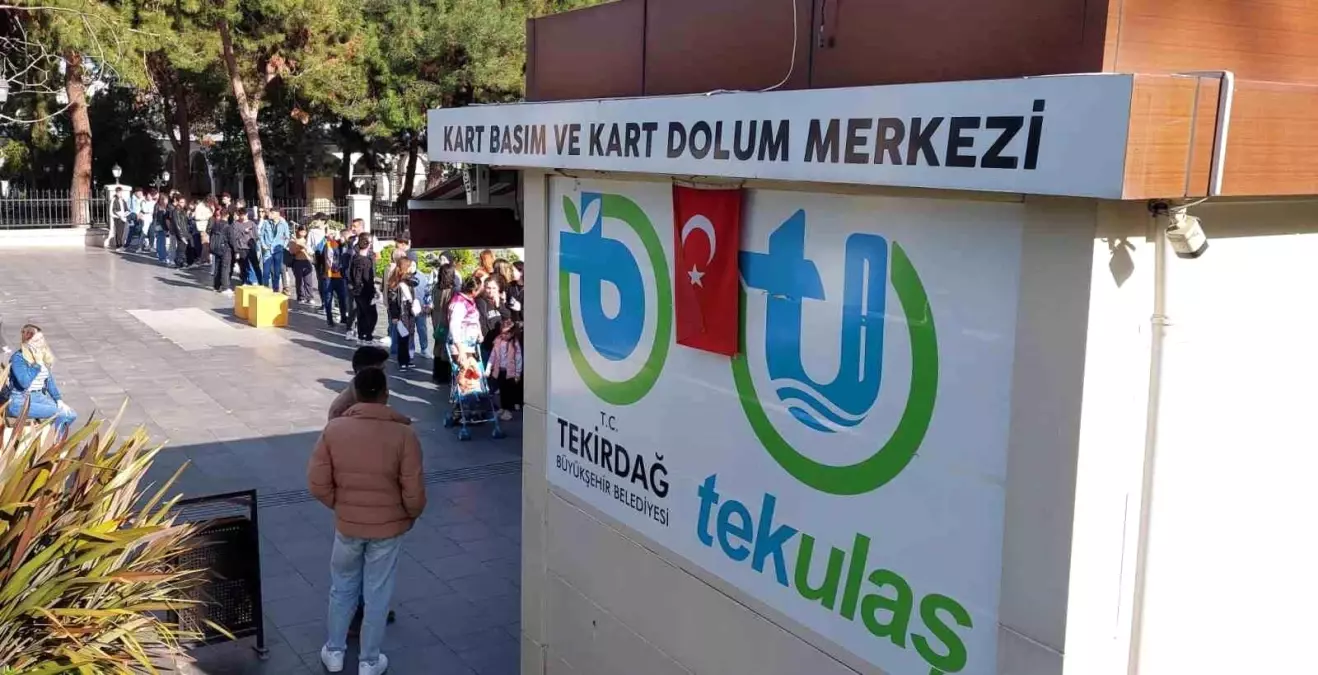 Tekirdağ’da Öğrenciler Kart Yenilemek İçin Uzun Kuyruklar Oluşturdu