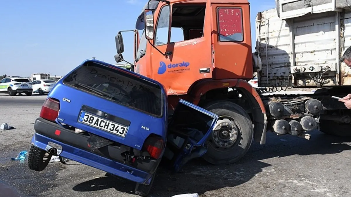 TIR ile otomobil çarpıştı: 1 ölü